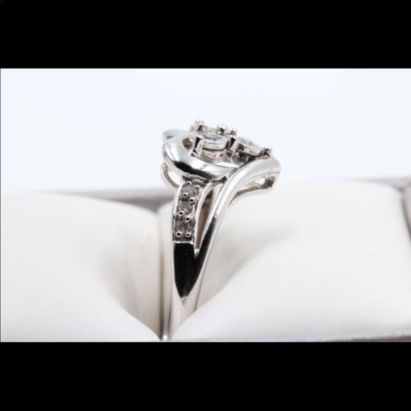 1/6 Carat Diamond Heart 10K White Gold Ring Size 7 - Picture 4 of 5